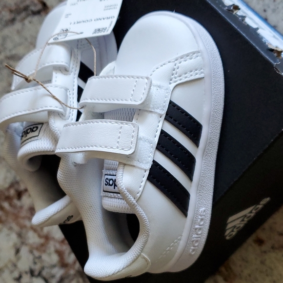 New Adidas toddler tennis shoes - Picture 3 of 4